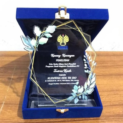 PLAKAT VANDEL AKRILIK TEBAL  "SEHARI JADI" Setelah Desain Fix