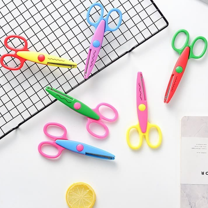 

Gunting Gelombang Pola Gerigi Warna Berkualitas Alat Peralatan Plastik Pemotong Cut Karton Bufalo Paper Stainless Steel Plastic Prakarya Premium Serbaguna Perlengkapan Anak Sekolah Scissors Tajam Kertas DIY Alat Potong Craft Art Seni Shopping Arena Malang