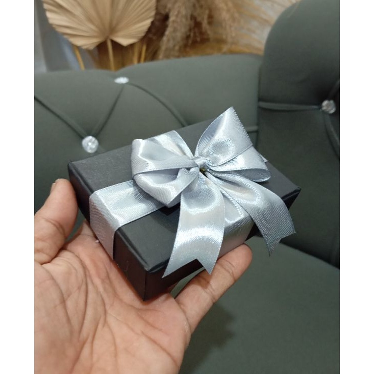 

TERBUKTI kotak kado 1x7x3 cm exclusive premium berpita