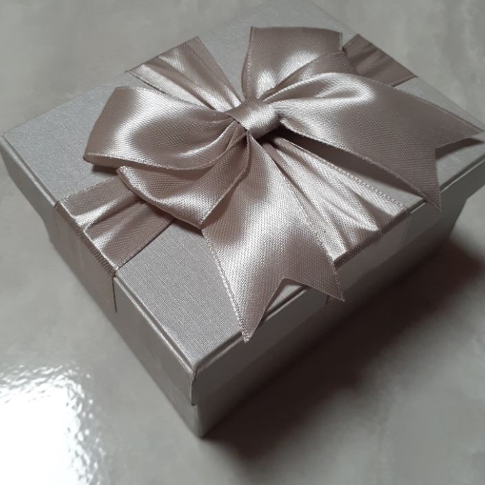 

HATI HATI BARANG GIFTBOX CANTIK ABU SILVER KOTAK HADIAH SPESIAL EXCLUSIVE