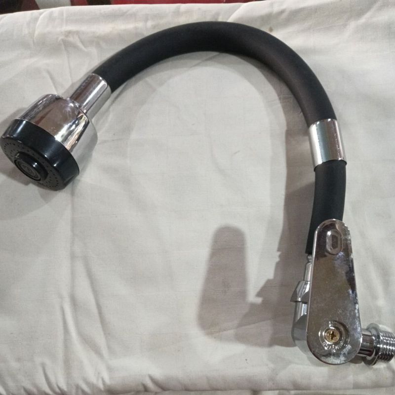 kran air angsa ½" warna hitam