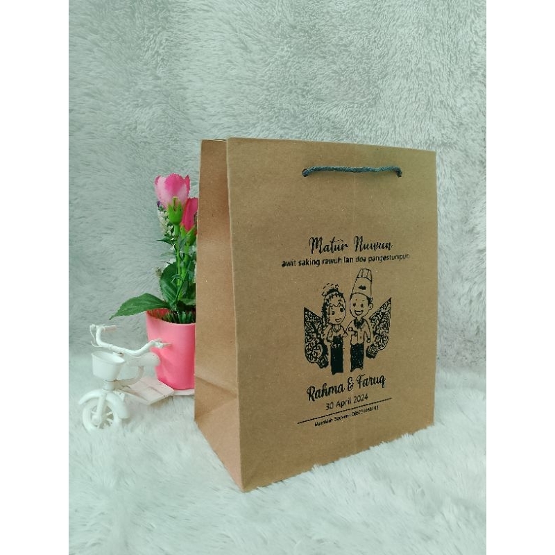 

Tas Kertas Coklat Sablon ukuran 18x12x23cm