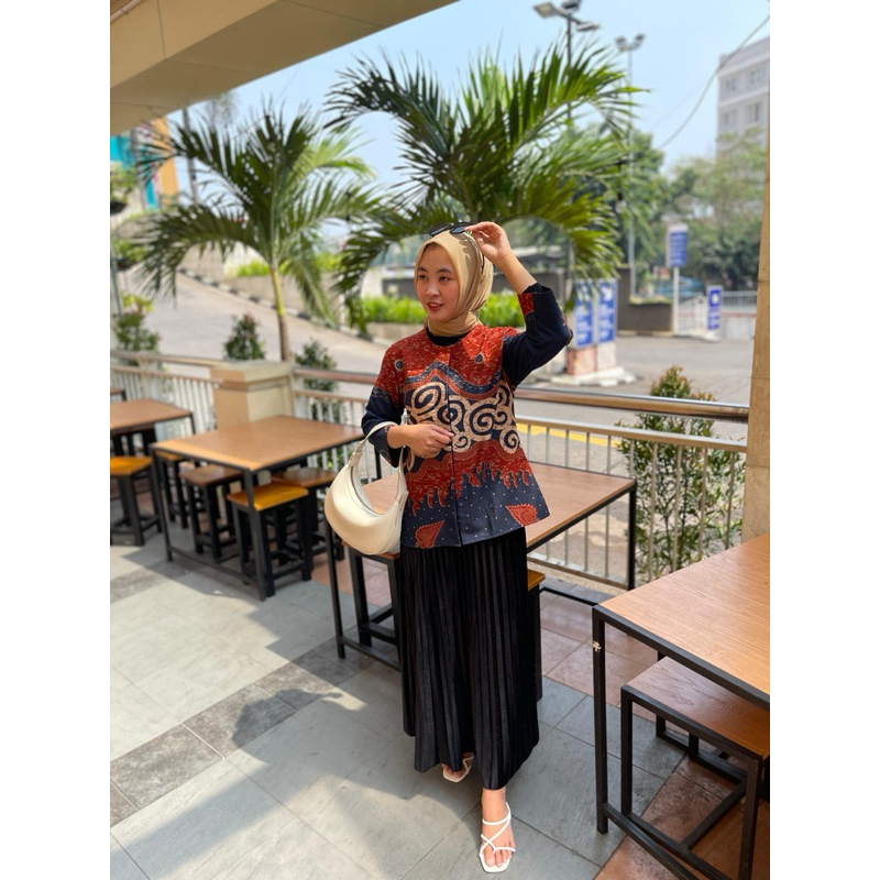 Blouse Batik Atasan Wanita QistinaBatik Bahan Katun Motif Merah Biru Lapis Furing Trikot