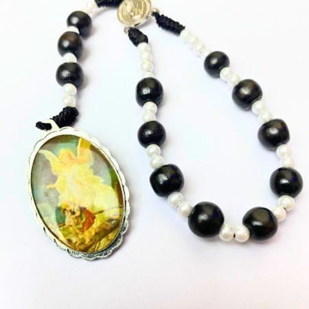Rosario santo rafael kayu warna hitam