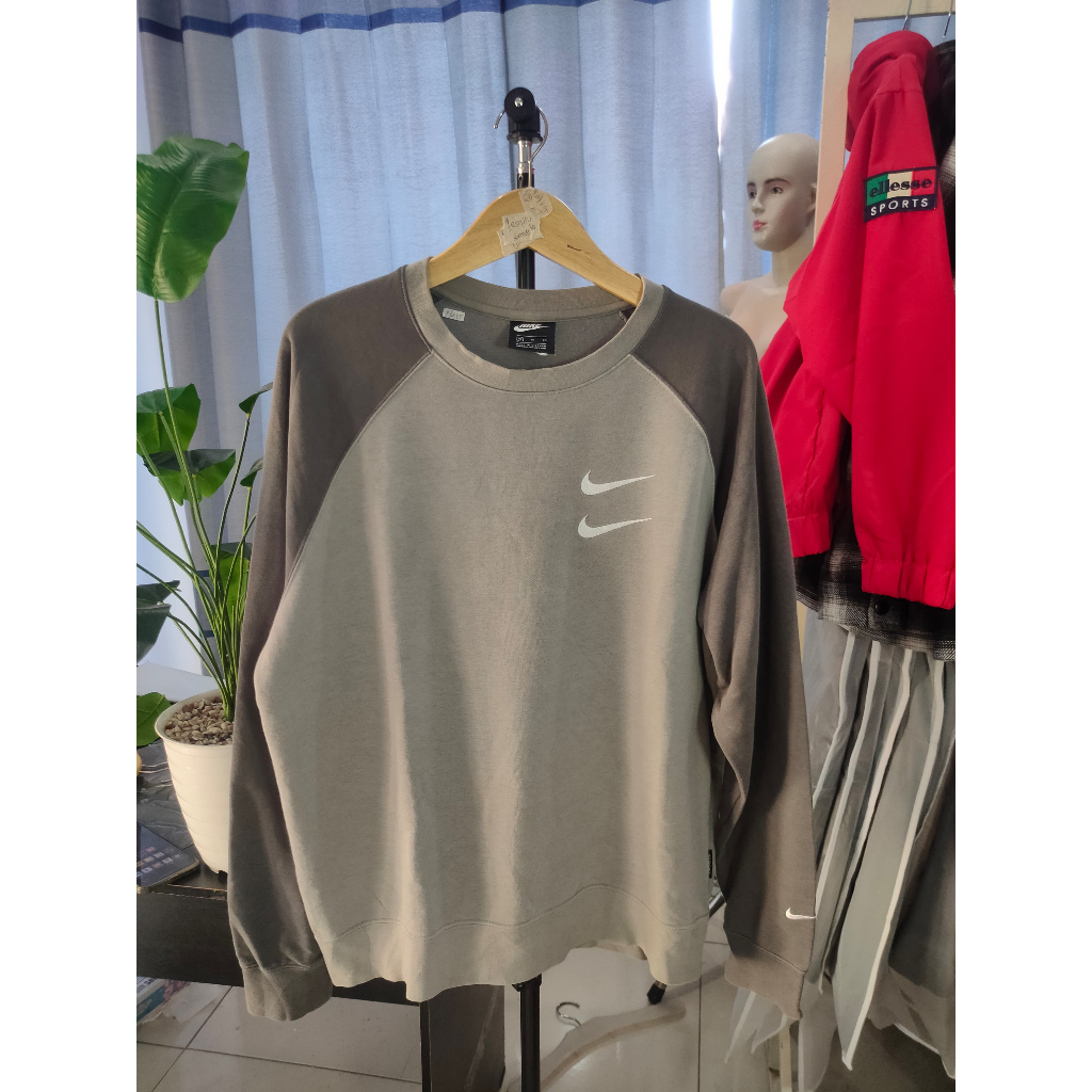NIKE SWOSHH INTERNATIONAL CREWNECK