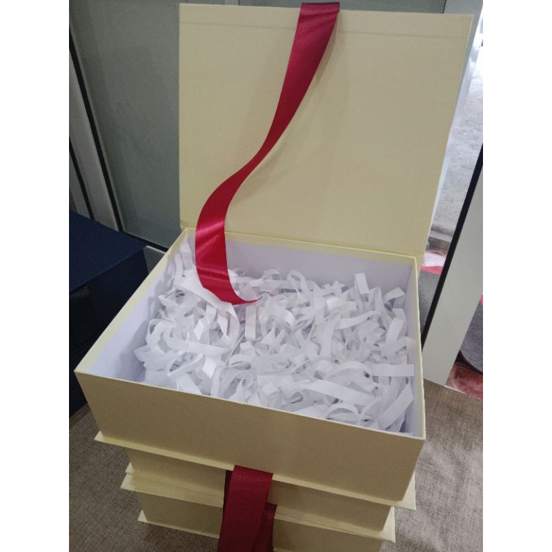 

Kotak kado model buku ukuran 30x25x10cm (Bisa request warna)