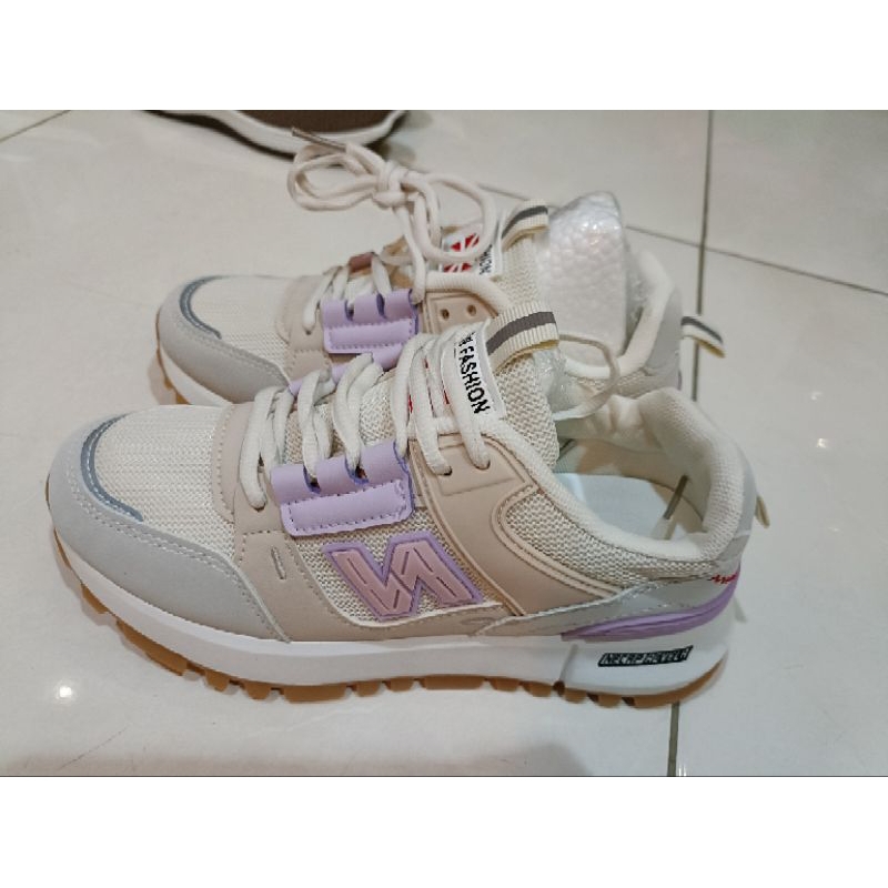 sepatu sneaker wanita ukuran 36.putih.unfu.coklat.abu.olahraga