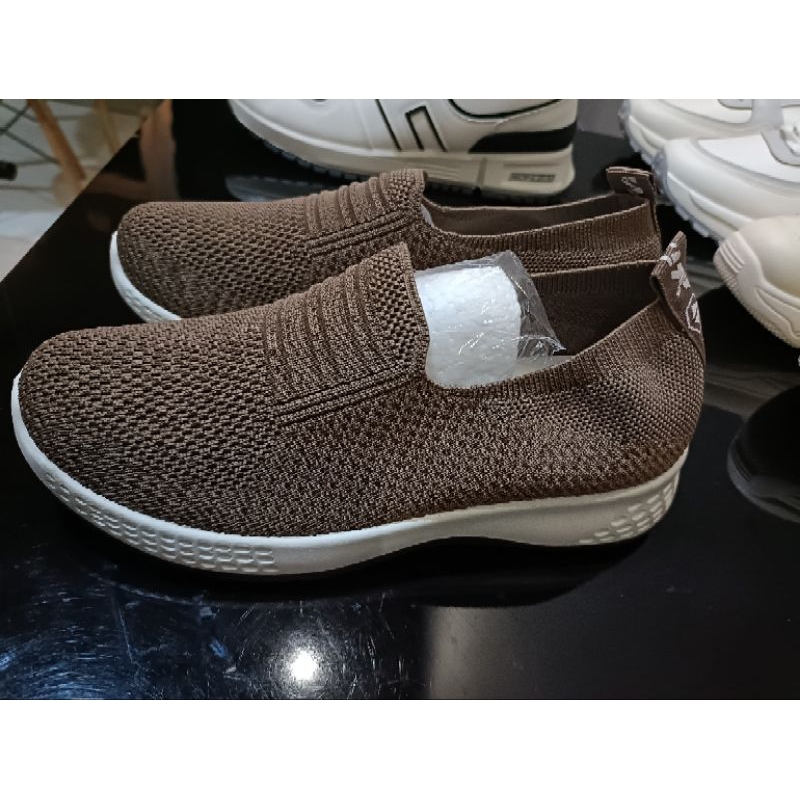 sepatu jalan wanita coklat ukuran 36.sneaker