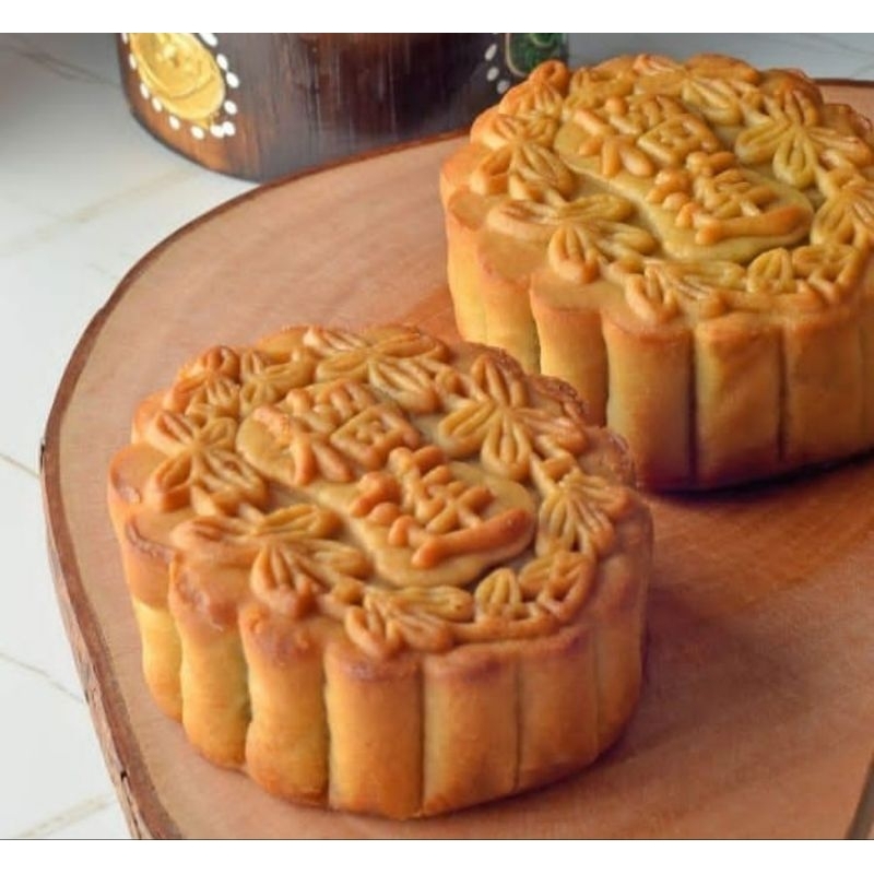 

MOONCAKE WANGLAI ISI 2 PCS MOON CAKE WANG LAI PANDAN TELUR & DURIAN KACANG TELUR TERLARIS & LEZAT (R-4)