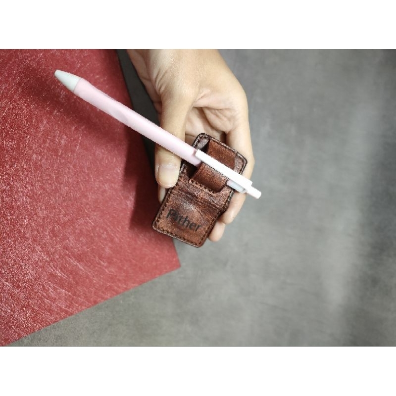 

Leather Magnetic Clip Pen Holder Klip Bolpen Bookmark Custom Grafir Laser Nama Logo