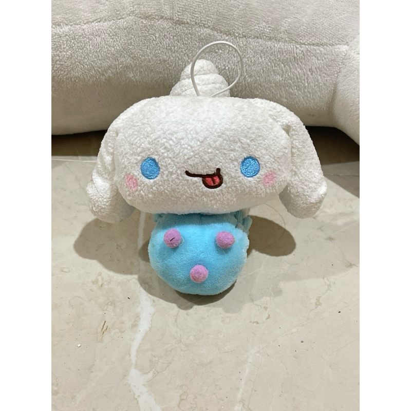 boneka cinnamoroll bawa es krim