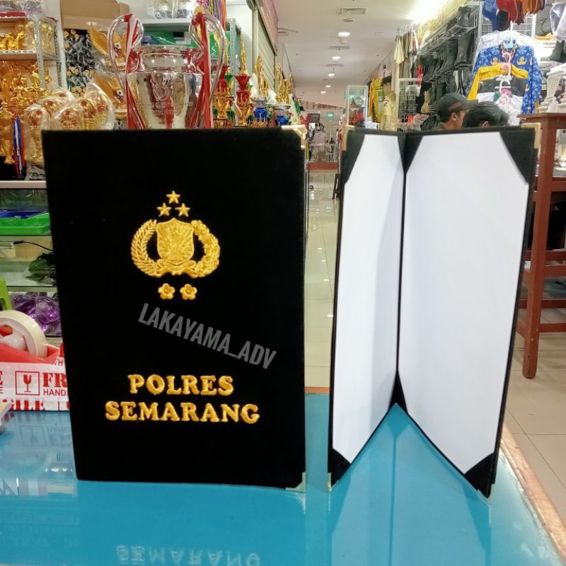 

map beludru custom logo proses bordir komputer dengan benang emas