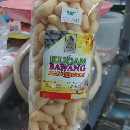 

Snack Camilan Kuku Macan Ikan Tengiri Kucan Bawang 100 gram. Cemilan krupuk ikan enak