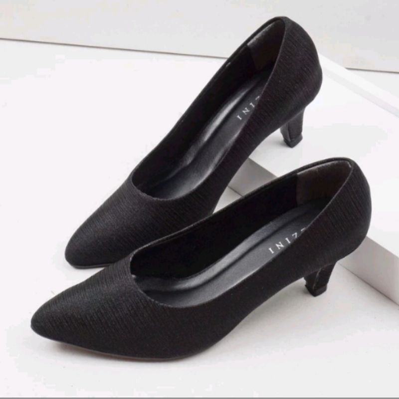 Preloved Guzzini - Sepatu Pump Heels Satin Serut