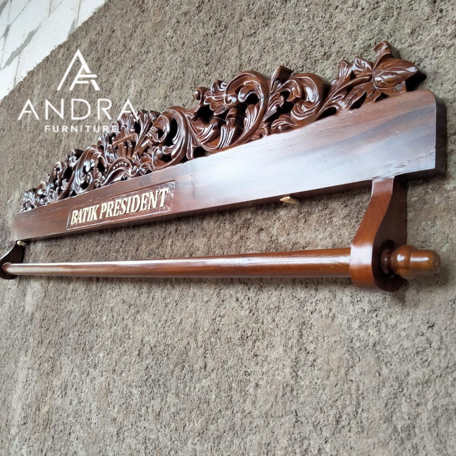 gantungan kain ukiran kayu jati plus nama toko,gantungan ukir dinding