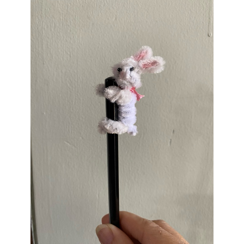 

pensil hitam kelinci lucu