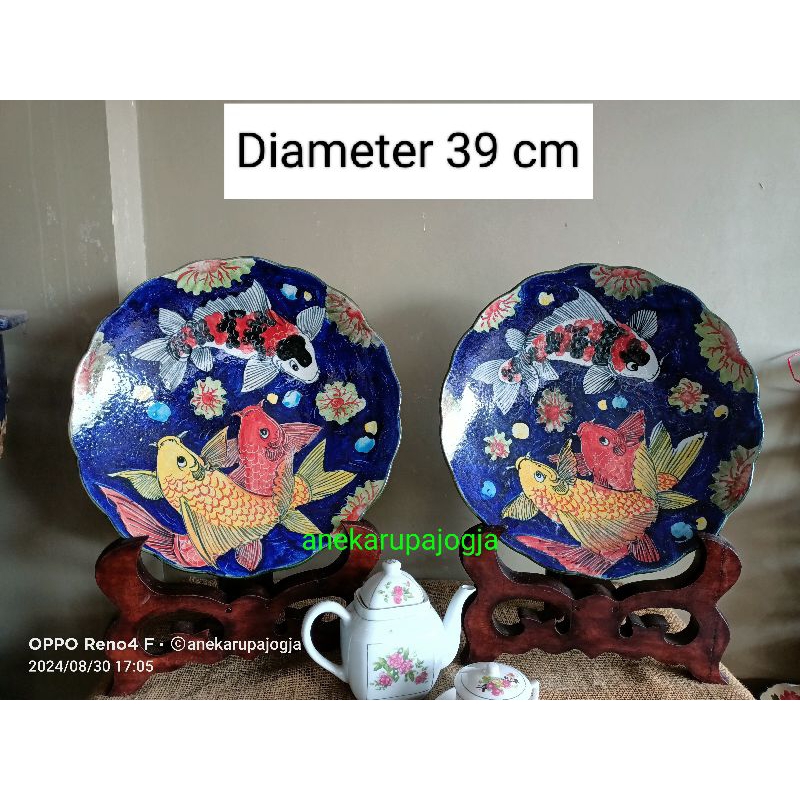 2 buah piring keramik lukis motif imari immari gambar ikan koi dasar biru  untuk dekorasi hiasan din