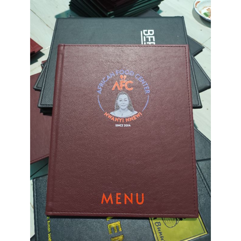 

kaper buku menu lestoran kafe hotel ukuran a4 bahan kulit logo embos bagian dalam di baut Isi plastik 10lembar