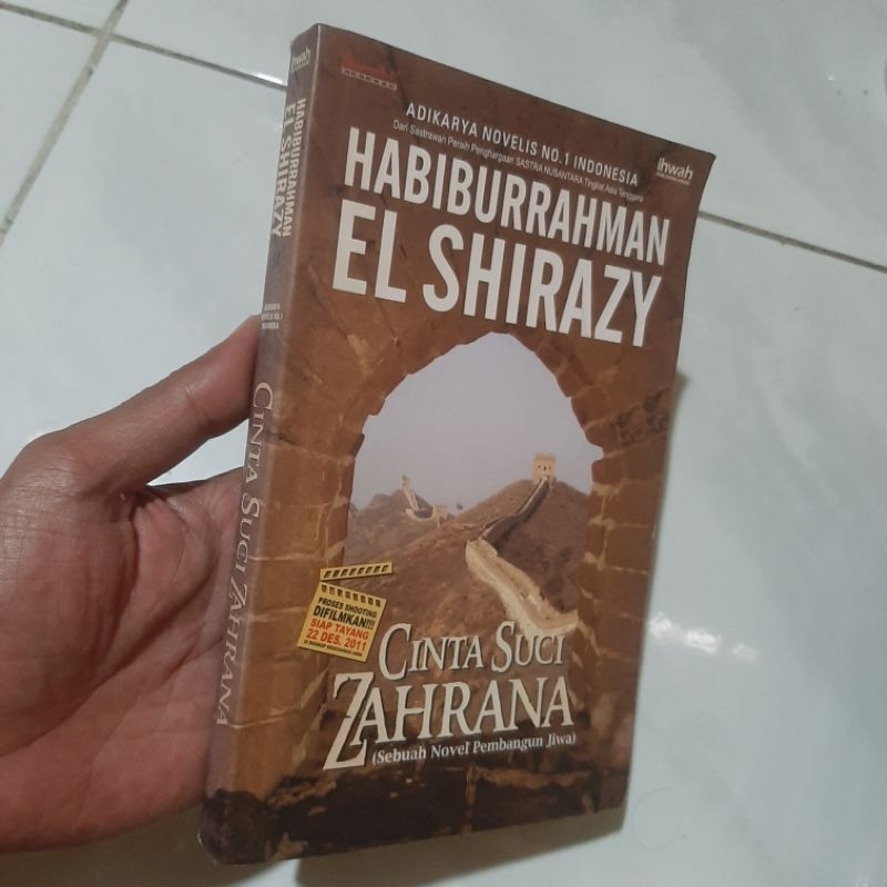 

Cinta Suci ZahranaSebuah novel pembangunan jiwaHabiburahman el shirazyIHWAH