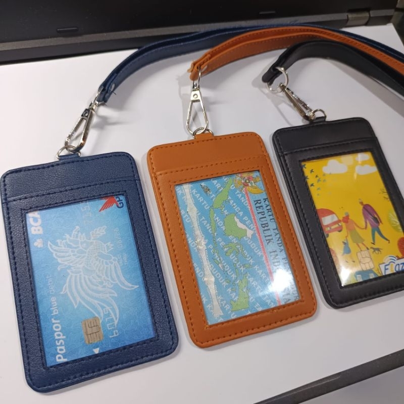 

GANTUNGAN ID CARD KULIT SINTETIS 3 SLOT KARTU DENGAN TALI