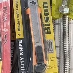 

CUTTER BISON BESAR ISI 4 REFIL MATA CUTTER / SILET BESAR BISON