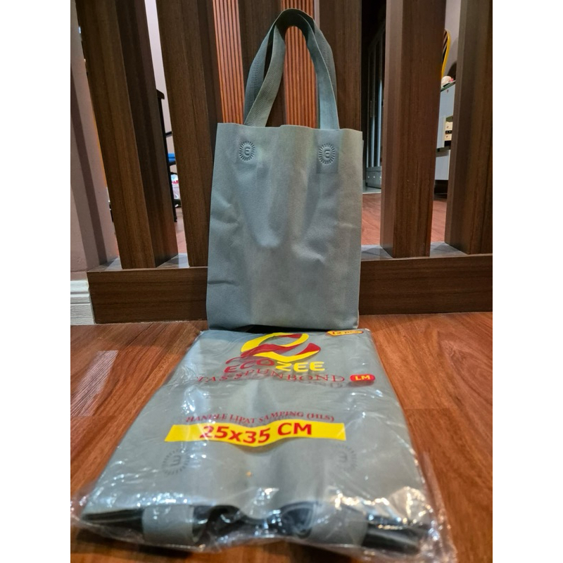 

GOODIE BAG/ HANDLE LIPAT SAMPING/ TAS SPUNBOND / TOTEBAG 25x35x8(HLS)