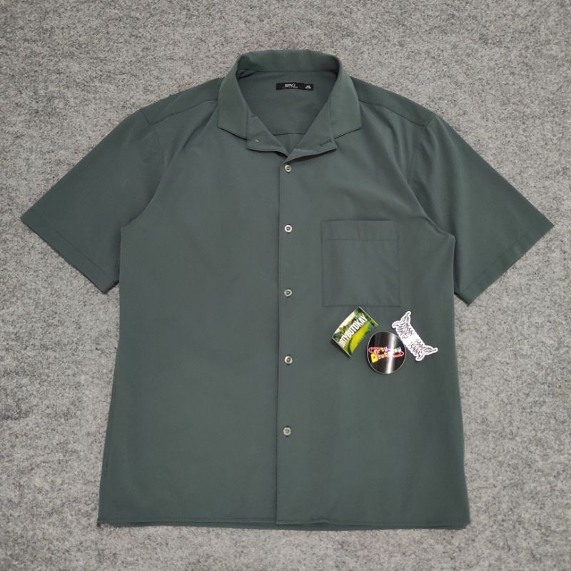 Kemeja Oversize Open Collar Basic Essential SPAO Grey dan Open Collar GU Uniqlo Dark Grey Pocket