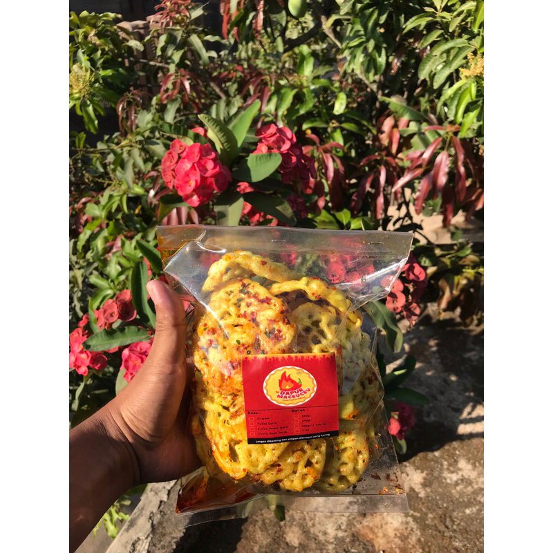 

Kerupuk Mie Pedas Extra Daun Jeruk Original 250 gram