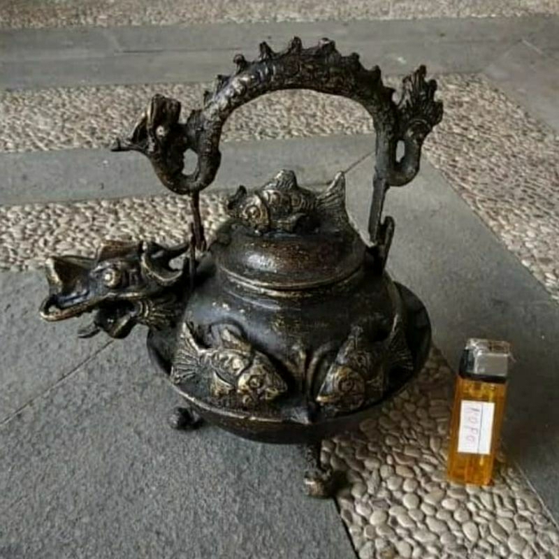 Pajangan Vintage Teko Kuningan Ukir Naga dan Ikan