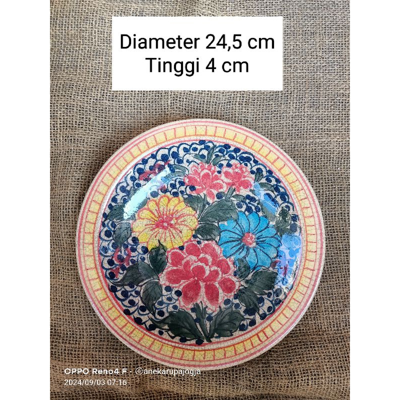 Piring keramik lukis motif bunga untuk dekorasi hiasan dinding sudah di pasang kawat untuk menggantu