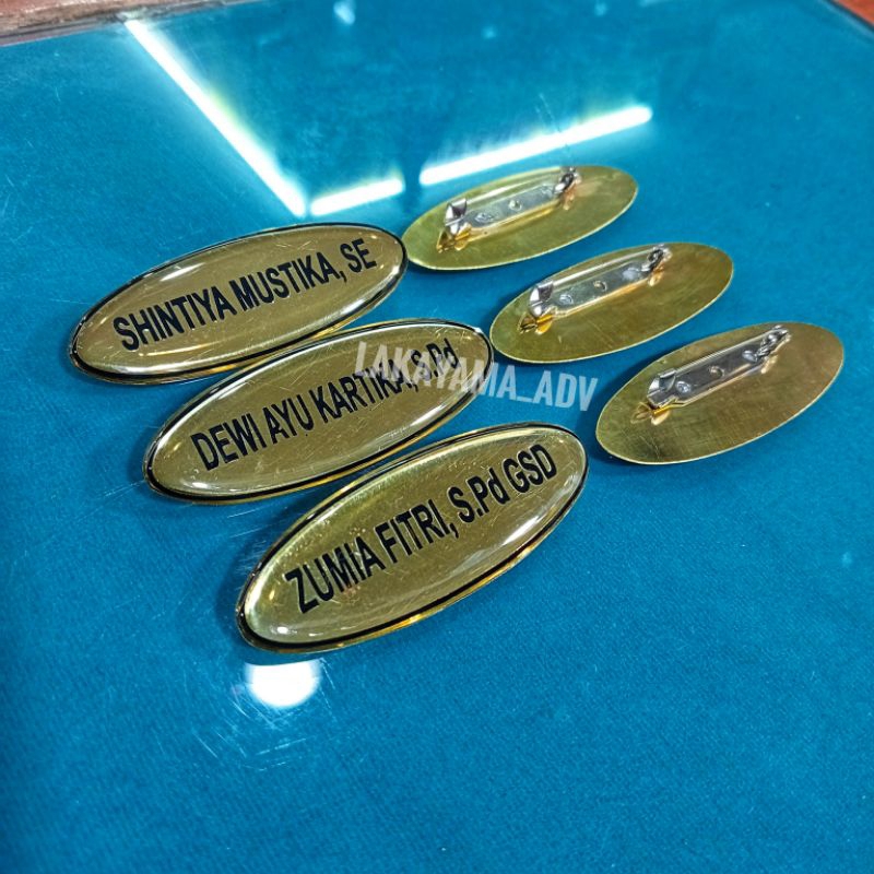 

name tag oval bahan plat kuningan lapis resin (peniti)