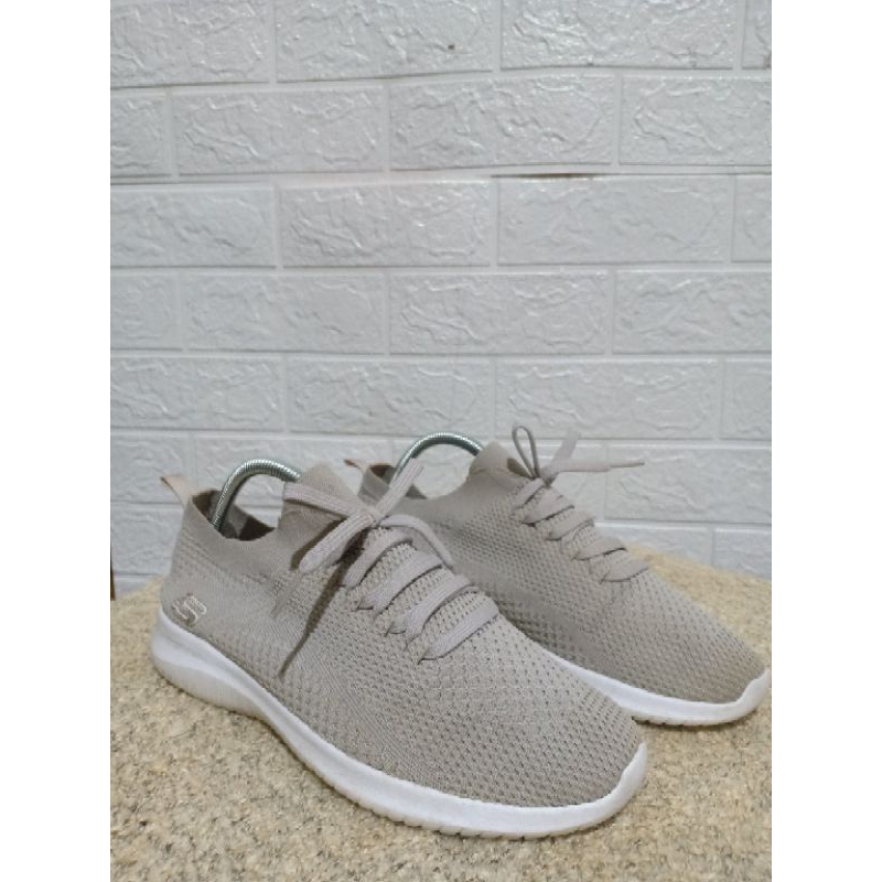 Preloved sneakers skechers (size 40 insole 27)