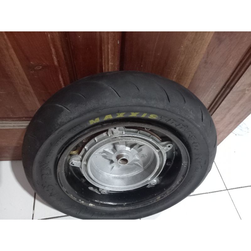 ban velg tromol belakang vespa ring 10