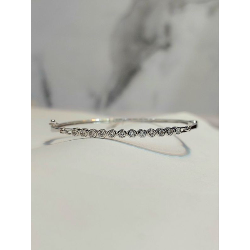 Gelang Kaku Oval Emas Putih Zircon 5.54 Gram 17K 750 (GH135)