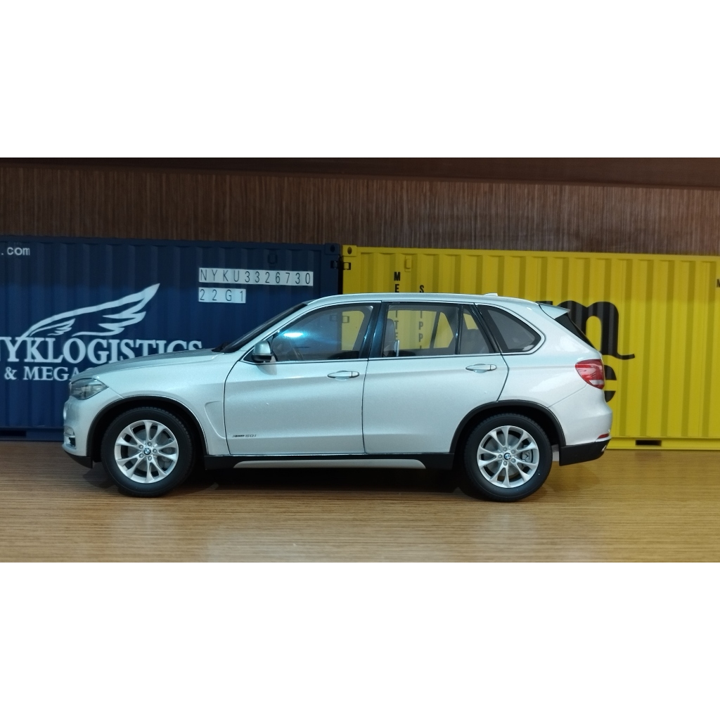 Diecast / Miniatur mobil BMW X5 F15 skala 18. Paragon