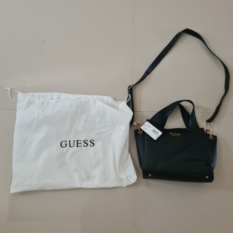 Tas wanita merk Guess original warna hitam kondisi 99% like new kemarin beli di Ambarukmo Plazza