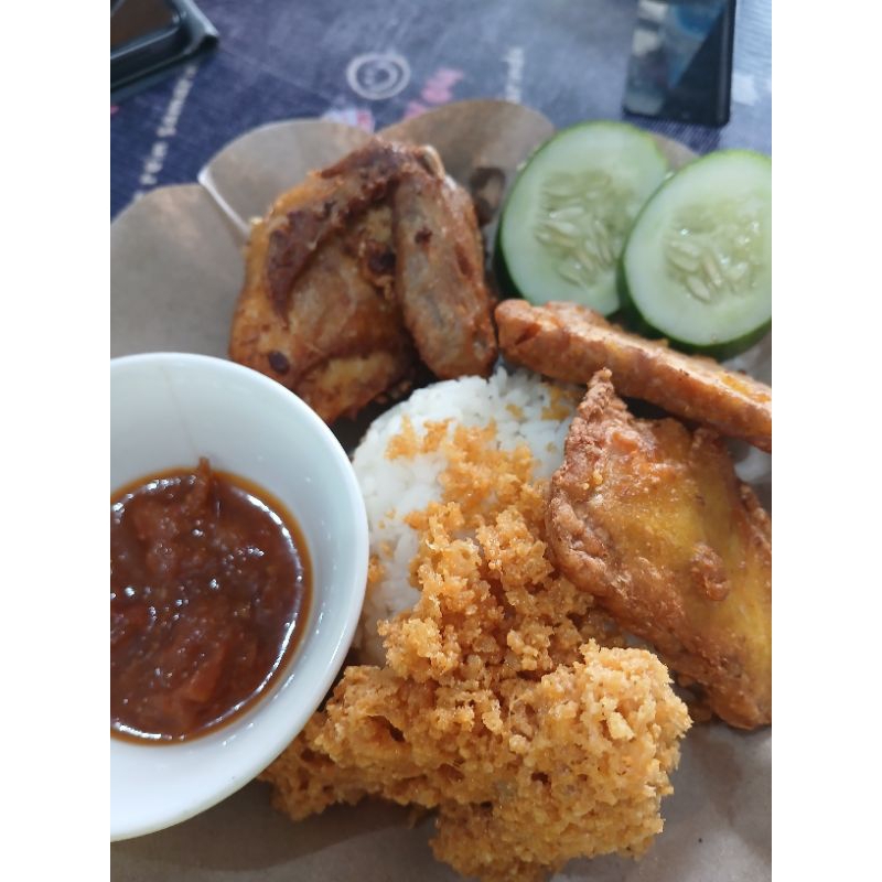

LALAPAN ayam kremes