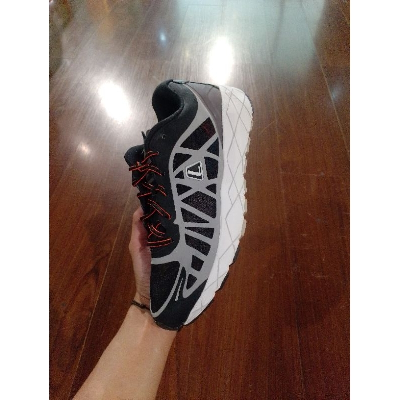 sepatu running league