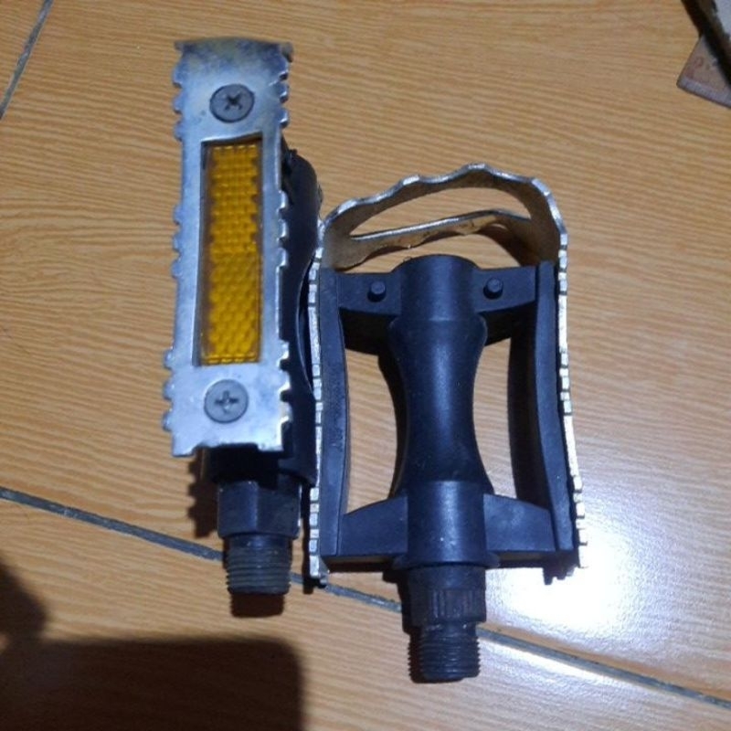 Pedal sepeda goesan bahan alloy dan sudah bearing