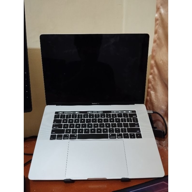 macbook pro 15 inch 2016 intel core i7 ram 16 ssd 512 LCD Mati