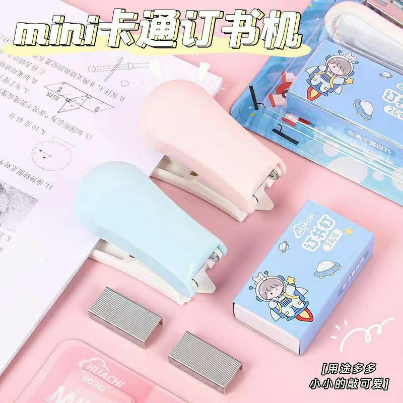 

Stapler Set Mini Lucu Karakter Staples Mini Portable + Isi