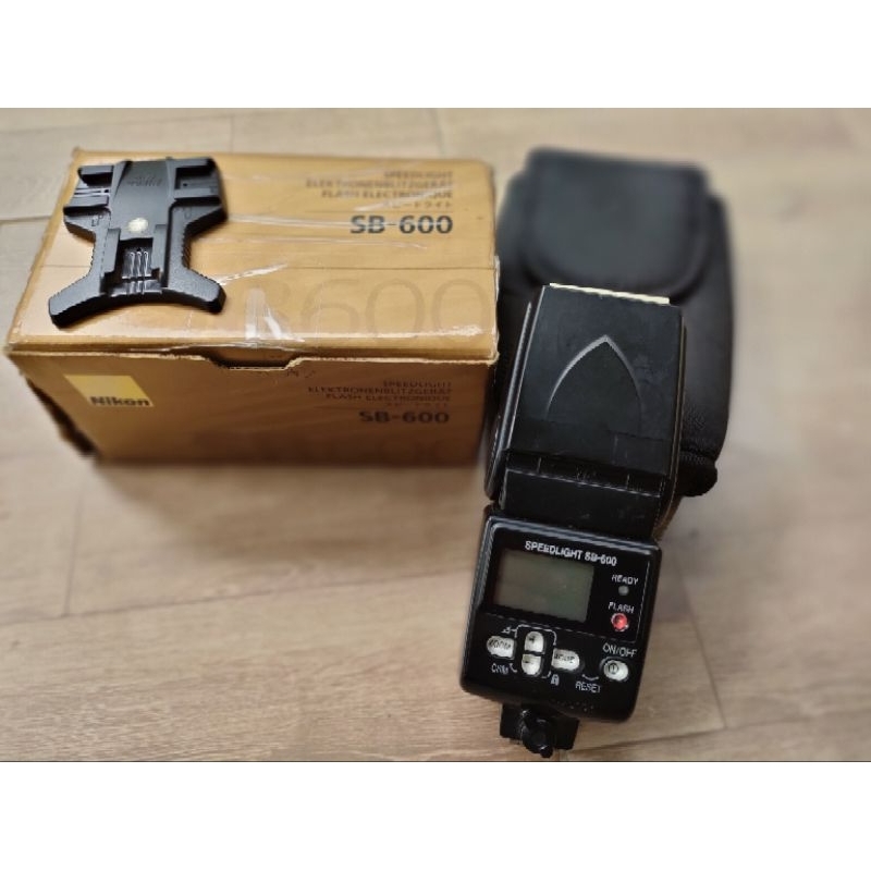 lensa nikon sb 600.