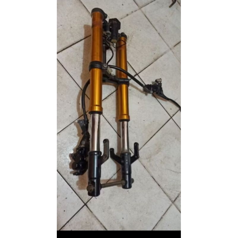 usd r15 v3 original kelengkapan As shock kanan kiri dan segitiga saja