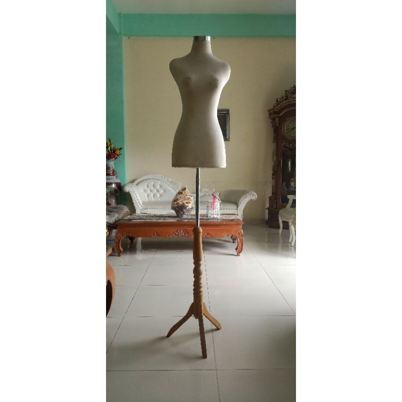 Patung Manekin second + kaki kayu pajangan baju cewek besar untuk jahit