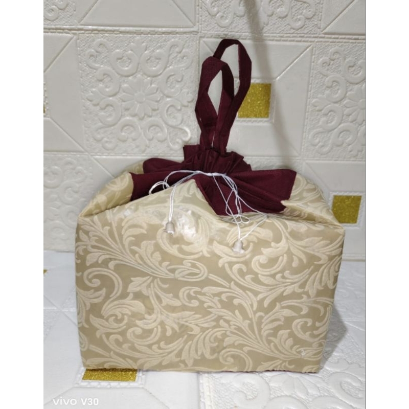 

TAS HAJATAN SPUNBOND SERUT EMBOS CREAM MAROON Ukuran 22 x 22.TAS KOTAK NASI/GOODIE BAG/TAS KUE/TAS PARSEL/TAS SOUVENIR/TAS PESTA
