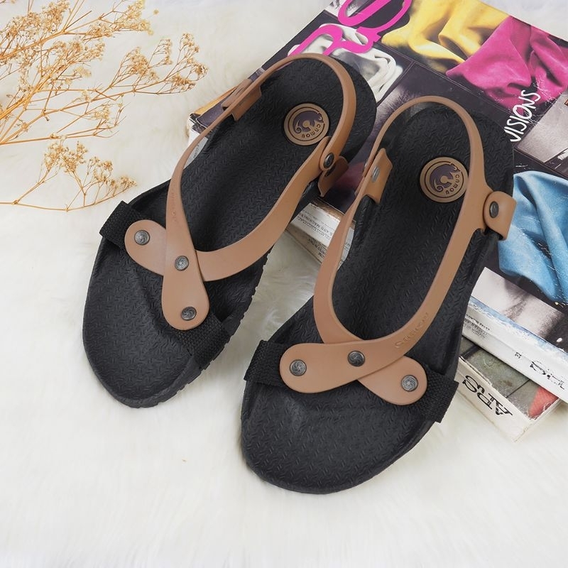 Sumba Caramel Sandal Wanita Dari bahan perpaduan karet dan plastik