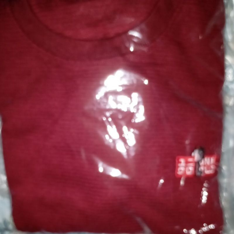 kaos uniqlo garis warna maroon