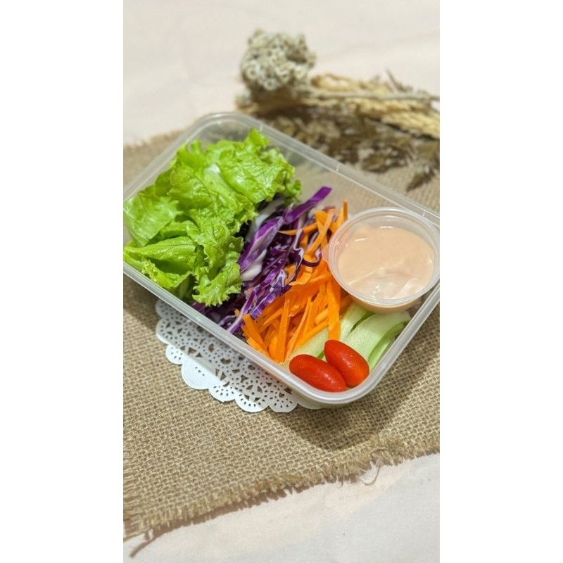 

Salad sayur/mix vegetables dengan toping telor dan ayam