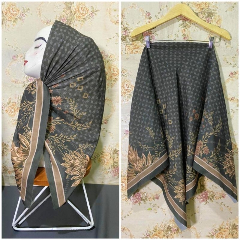 HIJAB SEGI EMPAT VOAL MOTIF BUNGA HITAM BULAT