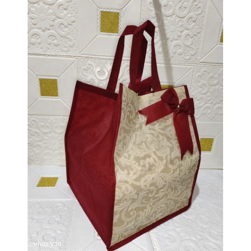 

TAS HAJATAN SPUNBOND PITA EMBOS CREAM MAROON Ukuran 22 x 22.TAS KOTAK NASI/TAS KUy/TAS ULTAH/TAS PARSEL/TAS SOUVENIR/GOODIE BAG